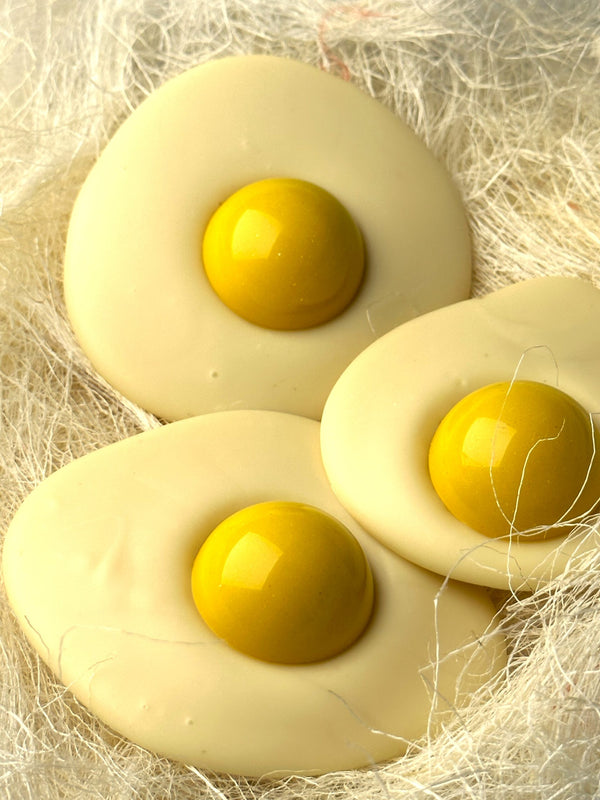 Oua "ochiuri" din ciocolata alba